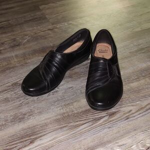 Clarks black slip on shoes Sz 8